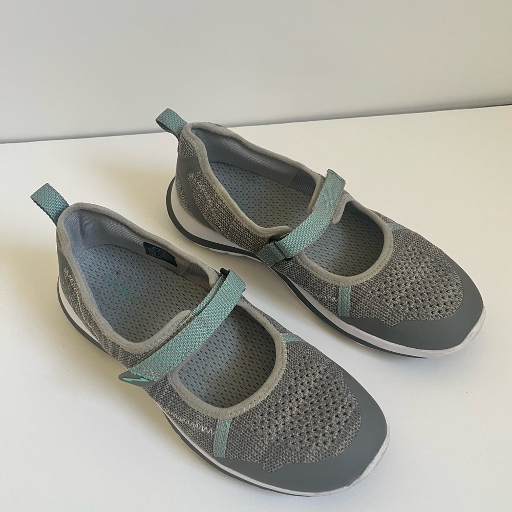 L.L Bean Back Cove Mary Janes size 8. Grey with teal accents